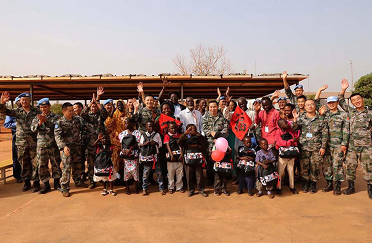 我驻南苏丹维和部队邀请当地难民共度春节